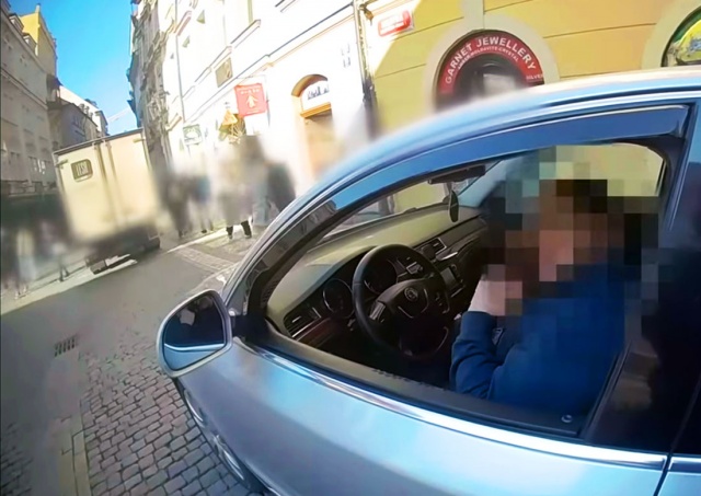 В Праге таксист «перевоспитался» после приезда полиции: видео