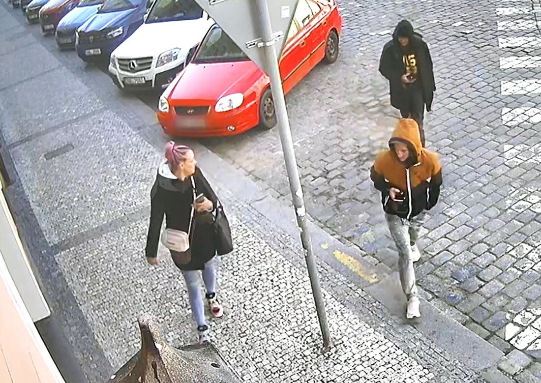 В Праге неизвестные присвоили забытую сумочку: видео