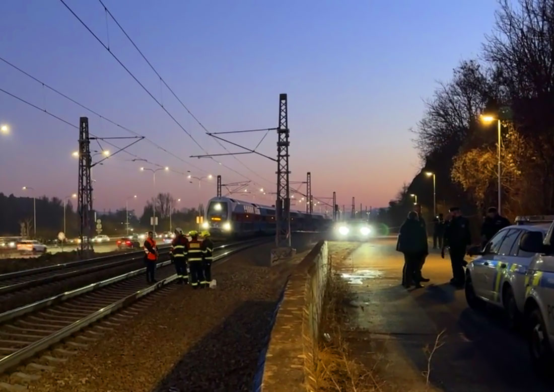 В Праге подростки полезли на опору контактной линии. Одного ударило током