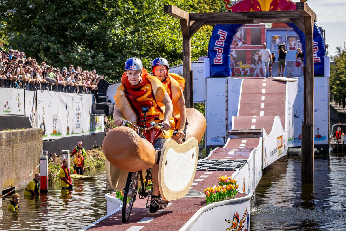 На смешных велосипедах по реке: в Праге впервые пройдет шоу «Red Bull Kolo Molo»