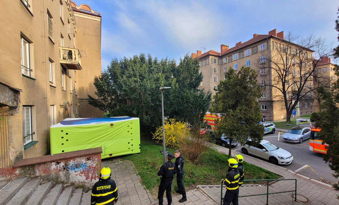 В Чехии пожарные «поймали» девушку, выбросившуюся из окна