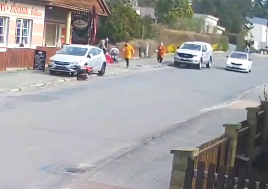 В Чехии покатившееся авто сбило на тротуаре беременную с ребенком в коляске: видео