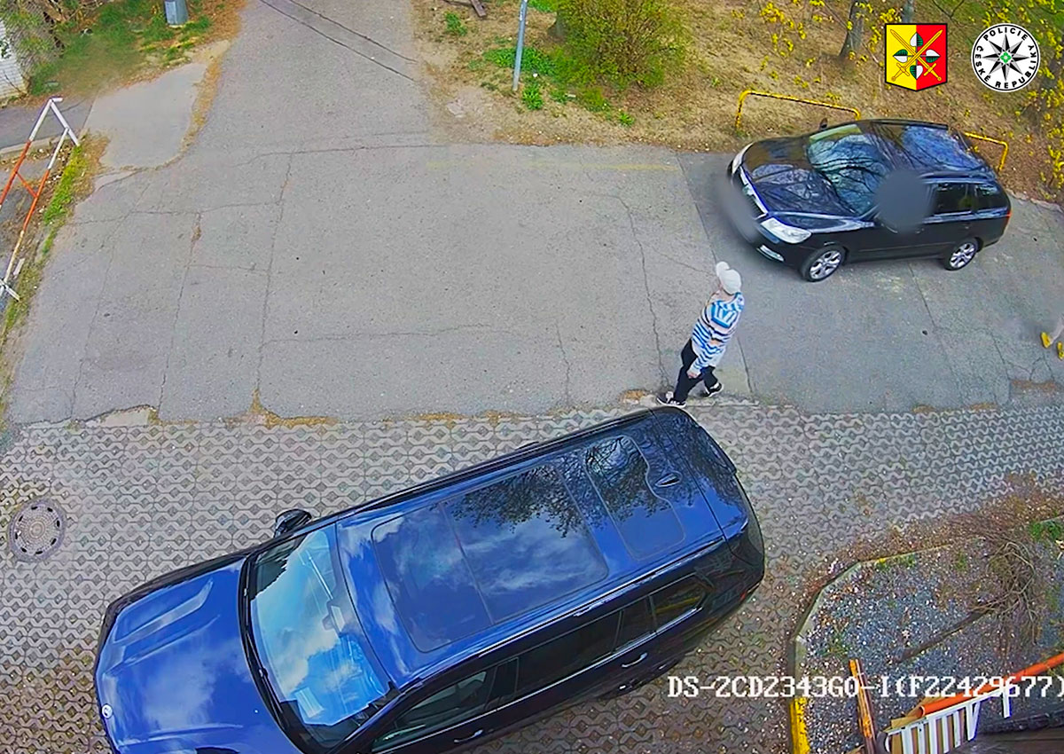 В Праге воры средь бела дня за минуту сняли фары с припаркованного авто: видео