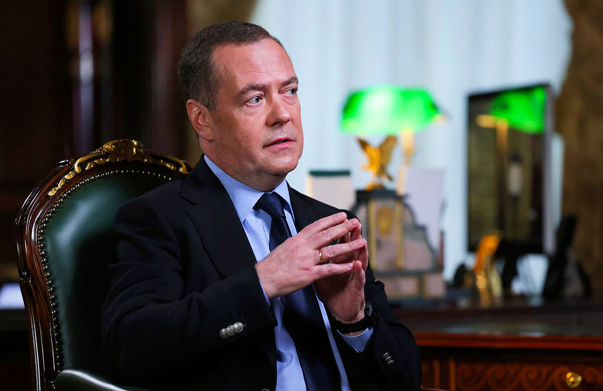 Медведев посоветовал Гашеку «аккуратнее переходить дорогу» и «не пить пива в непроверенных местах»