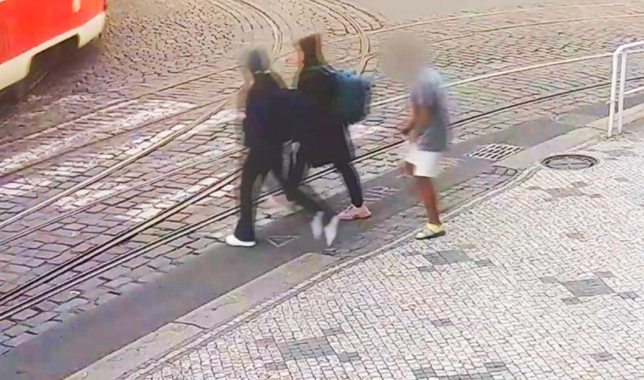 В центре Праги мужчина избивал случайных женщин: видео