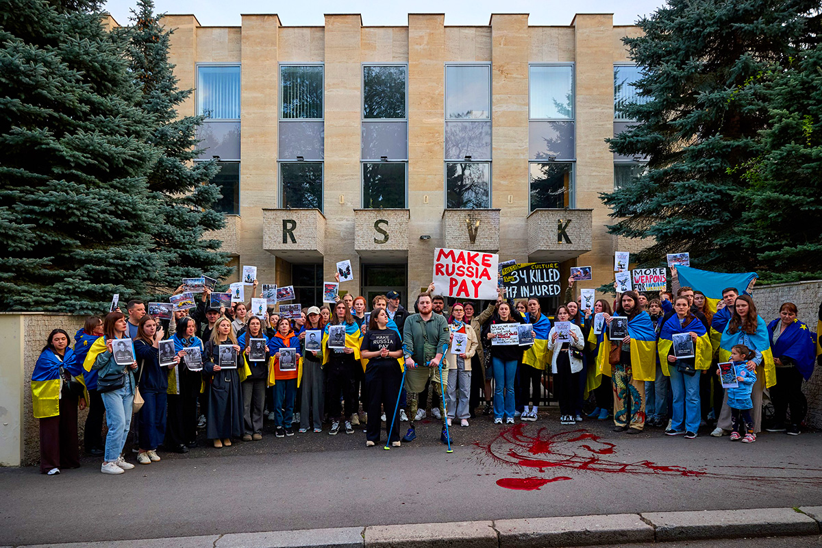В Праге демонстранты потребовали конфисковать «Российский центр науки и культуры»