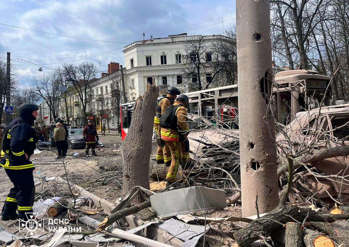 Российские войска ударили по центру города Сумы. Более 30 погибших, в том числе дети