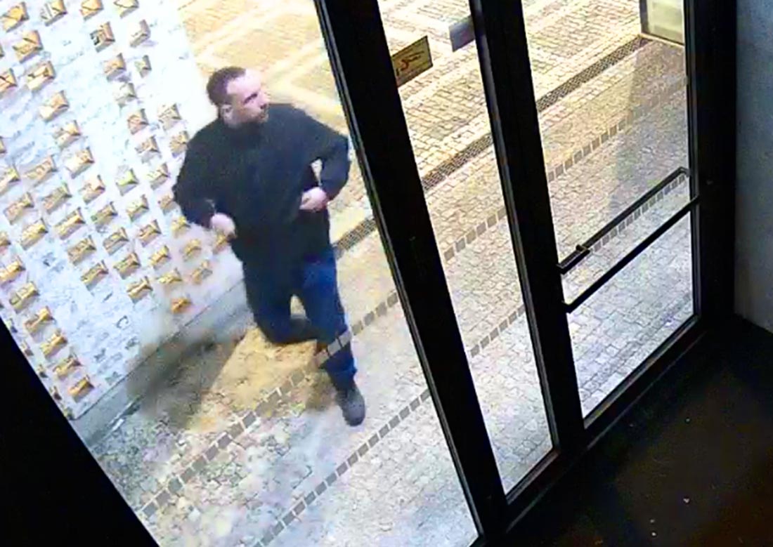 В Праге неизвестный разрисовал два дома: видео