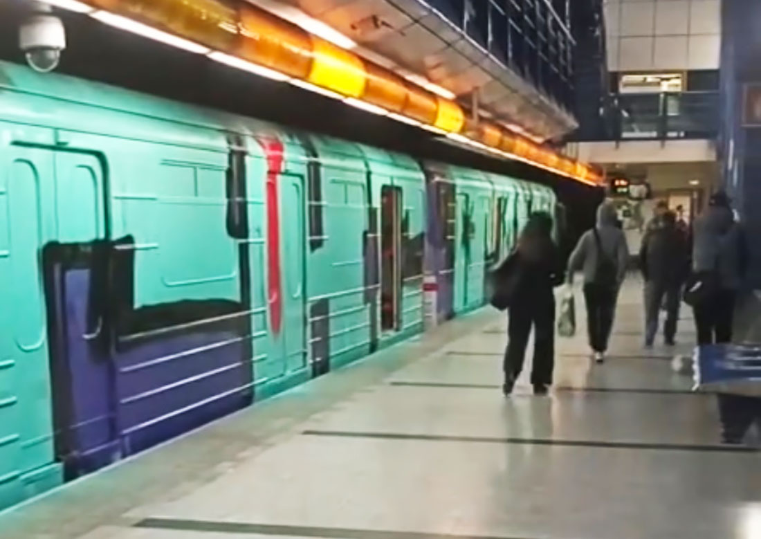 Появилось видео дерзкой атаки вандалов на поезд метро в Праге