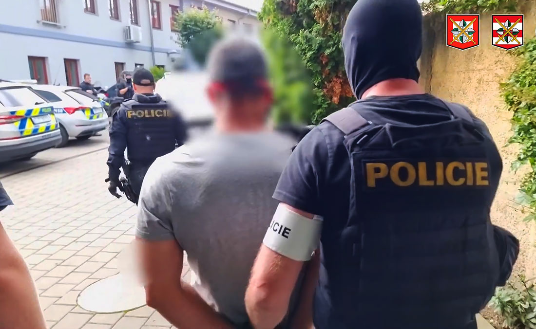 В Чехии вынесли приговор мужчине, зарезавшему девушку на остановке