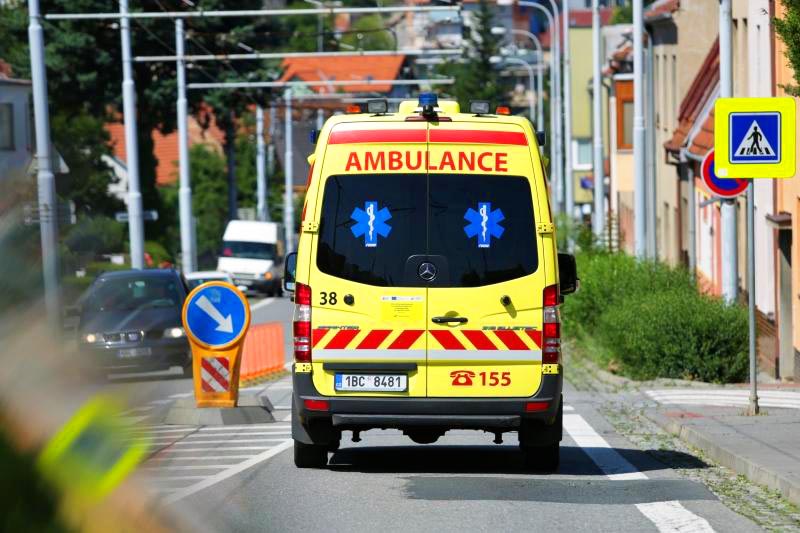 В Чехии пациент выпрыгнул из машины скорой помощи и погиб