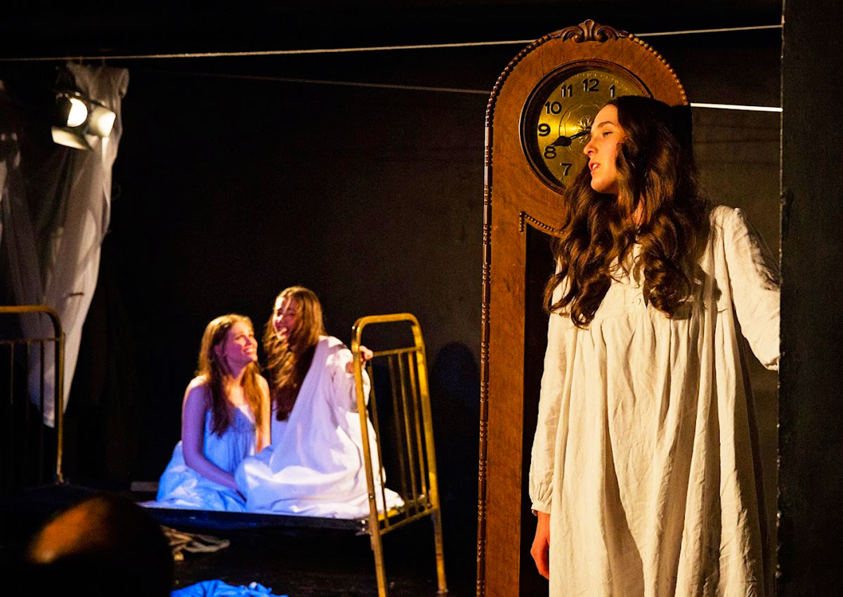 Пражский театр TEATR FORMA приглашает на спектакль «Три сестры»