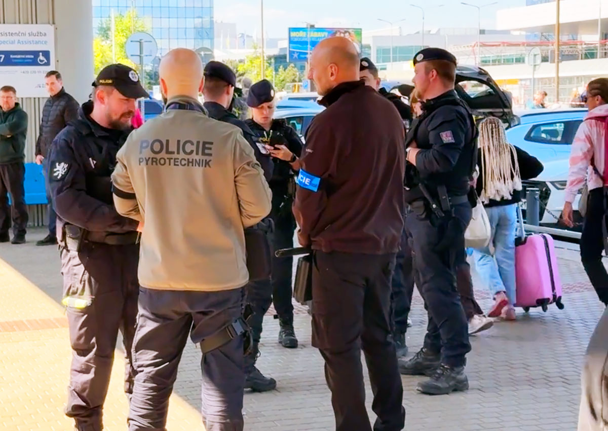 В аэропорту Праги оставленная перед терминалом машина вызвала переполох: видео