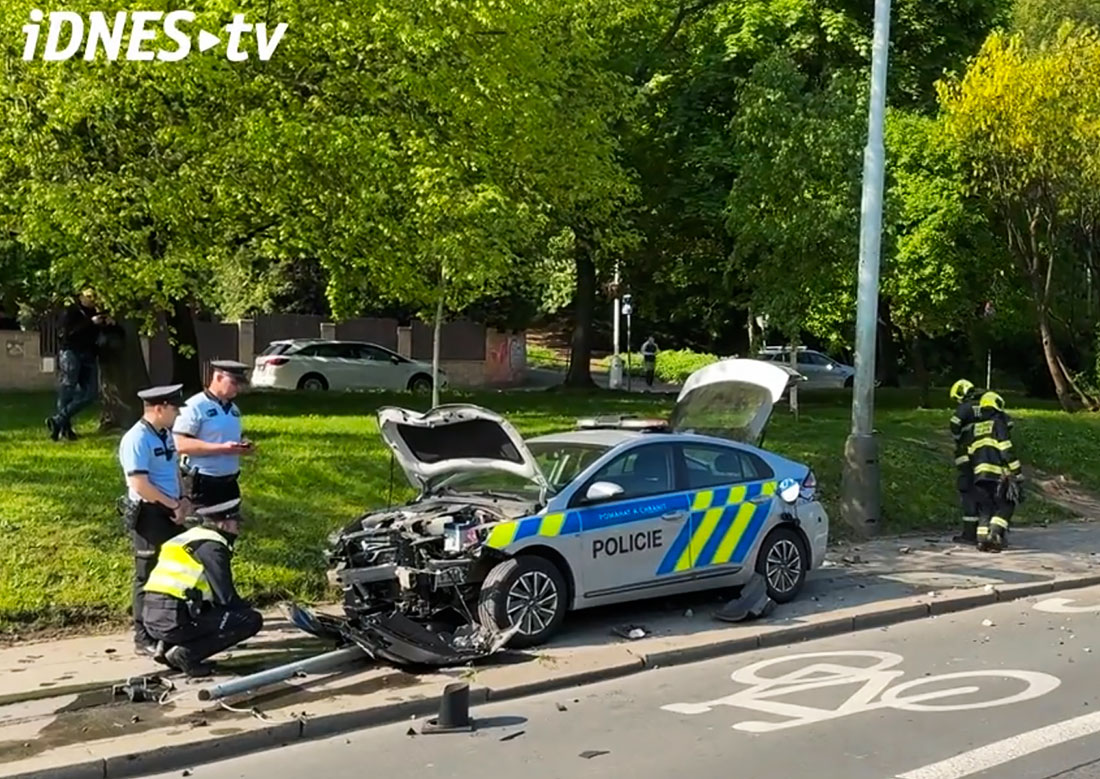 В Праге спешившие на вызов полицейские въехали в столб