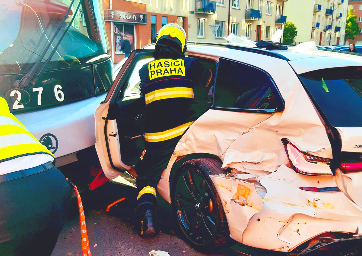 В Праге трамвай столкнулся с автомобилем BMW