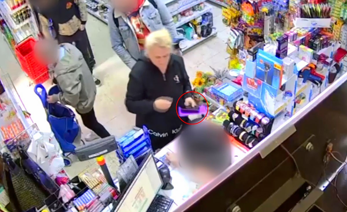 В Праге неизвестная присвоила 15 тыс. крон, забытые пенсионеркой: видео