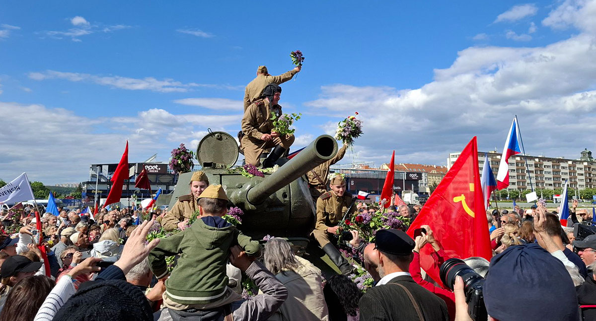 Советские флаги, гимн и танк в центре Праги. Коммунисты отметили День победы