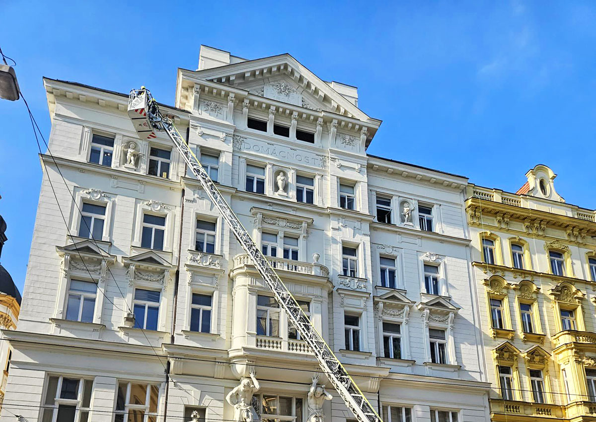В центре Праги осыпался тот же карниз, который год назад убил врача из Украины