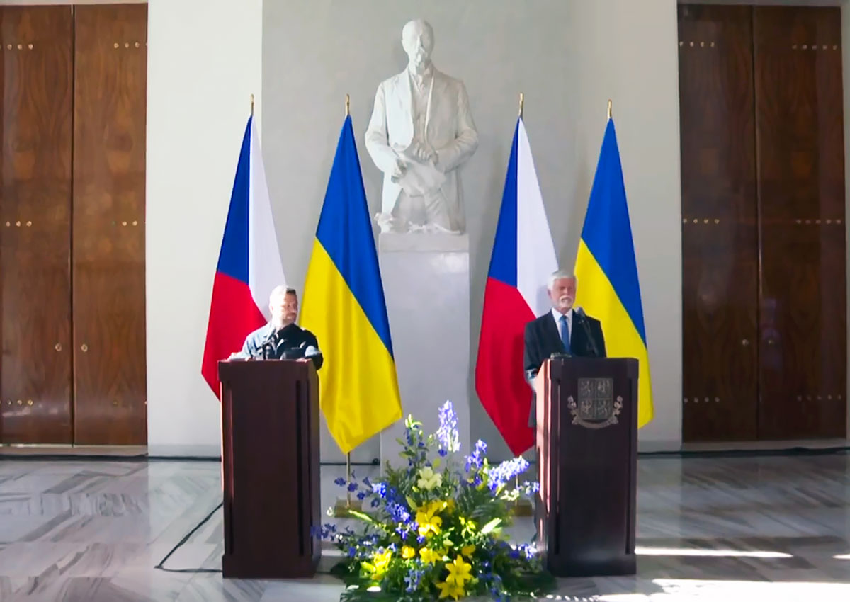 Президенты Чехии и Украины провели встречу в Праге: видео