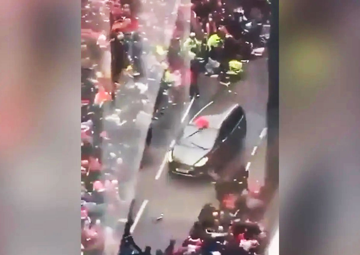 В Ливерпуле автомобиль протаранил толпу футбольных болельщиков: видео