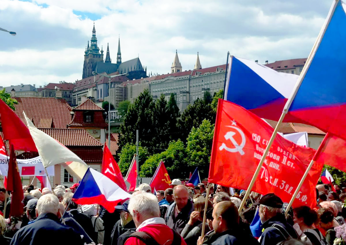 У нас демократия: в Чехии объяснили флаги России и СССР на митингах