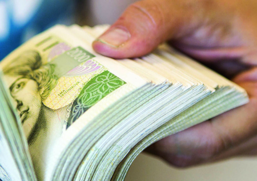 В Чехии прохожая нашла на улице конверт с крупной суммой