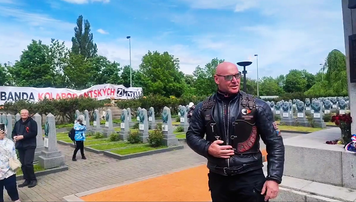 «Ночных волков» в Праге встретили противники и сторонники: видео