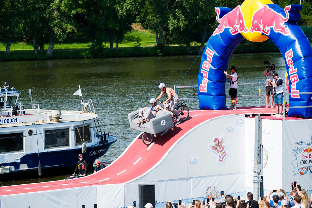 В Праге впервые состоялась гонка Red Bull на забавных велосипедах: фото и видео