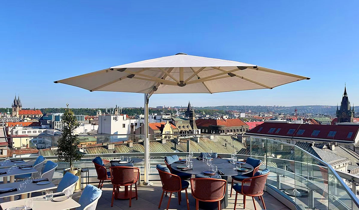 На крыше Grand Hotel Evropa в центре Праги открылась терраса. Она доступна всем