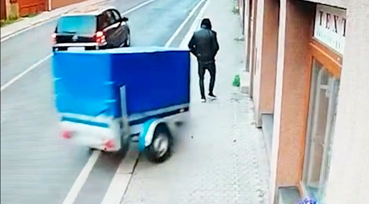 В Чехии потерянный легковушкой прицеп снес пешехода: видео