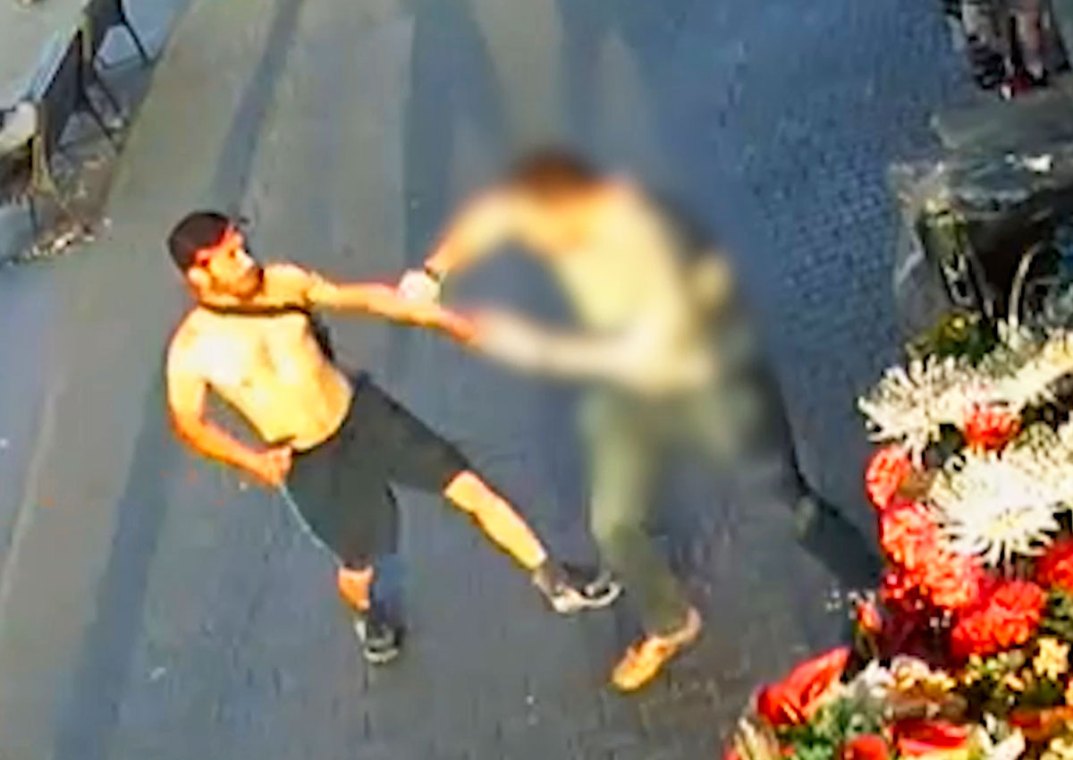 В Праге неизвестный беспричинно избил незнакомца на остановке: видео