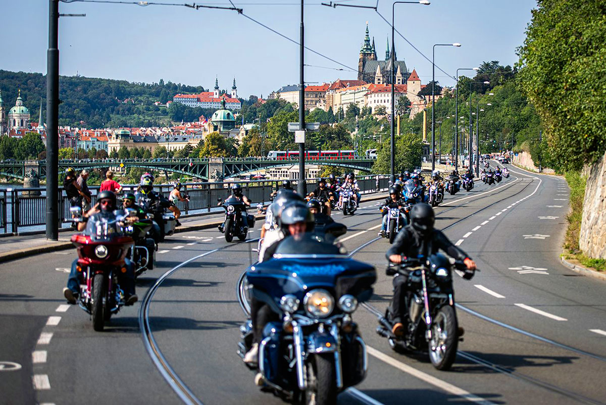 В субботу сотни мотоциклов Harley-Davidson проедут по центральным улицам Праги