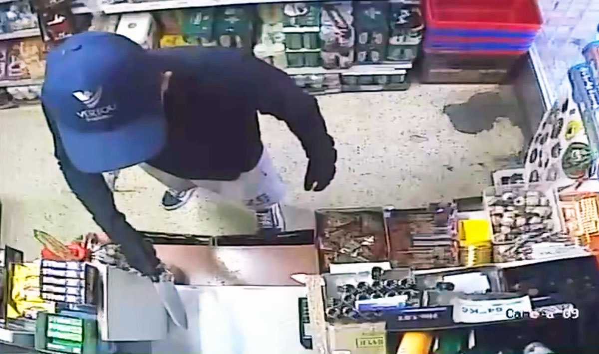Фиаско грабителя в Чехии попало на видео. Нож у кассира оказался длиннее