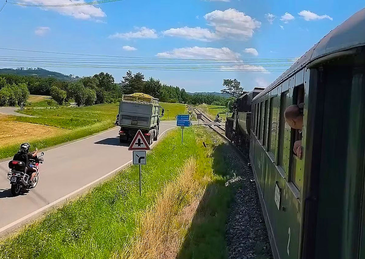 В Чехии мотоциклист проскочил переезд прямо перед поездом: видео