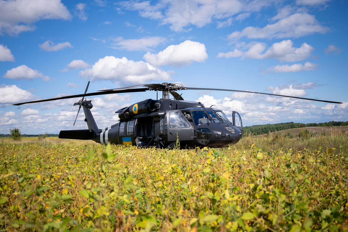 Украине передали вертолет Black Hawk, на который скинулись жители Чехии