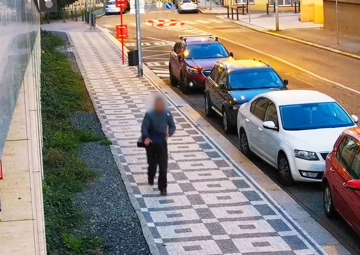 Помните, как в Праге вор уселся вскрывать сейф возле здания полиции? Появилось видео 