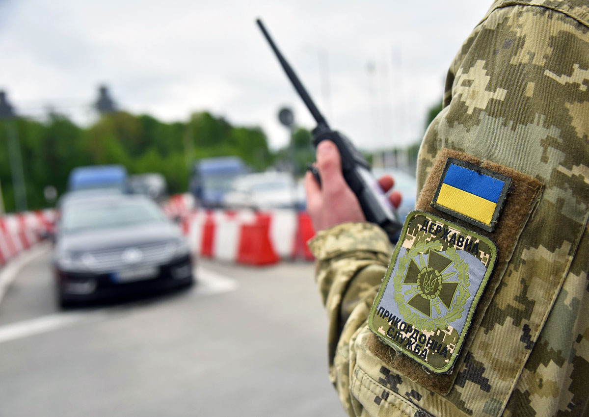 С четверга украинские мужчины 18-22 лет смогут выезжать за пределы Украины