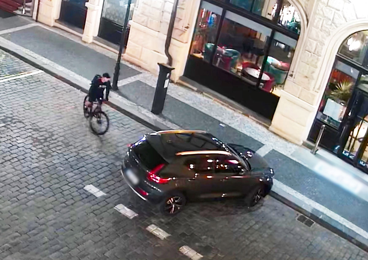 В Праге вор легко и просто украл крупную сумму из припаркованного BMW: видео