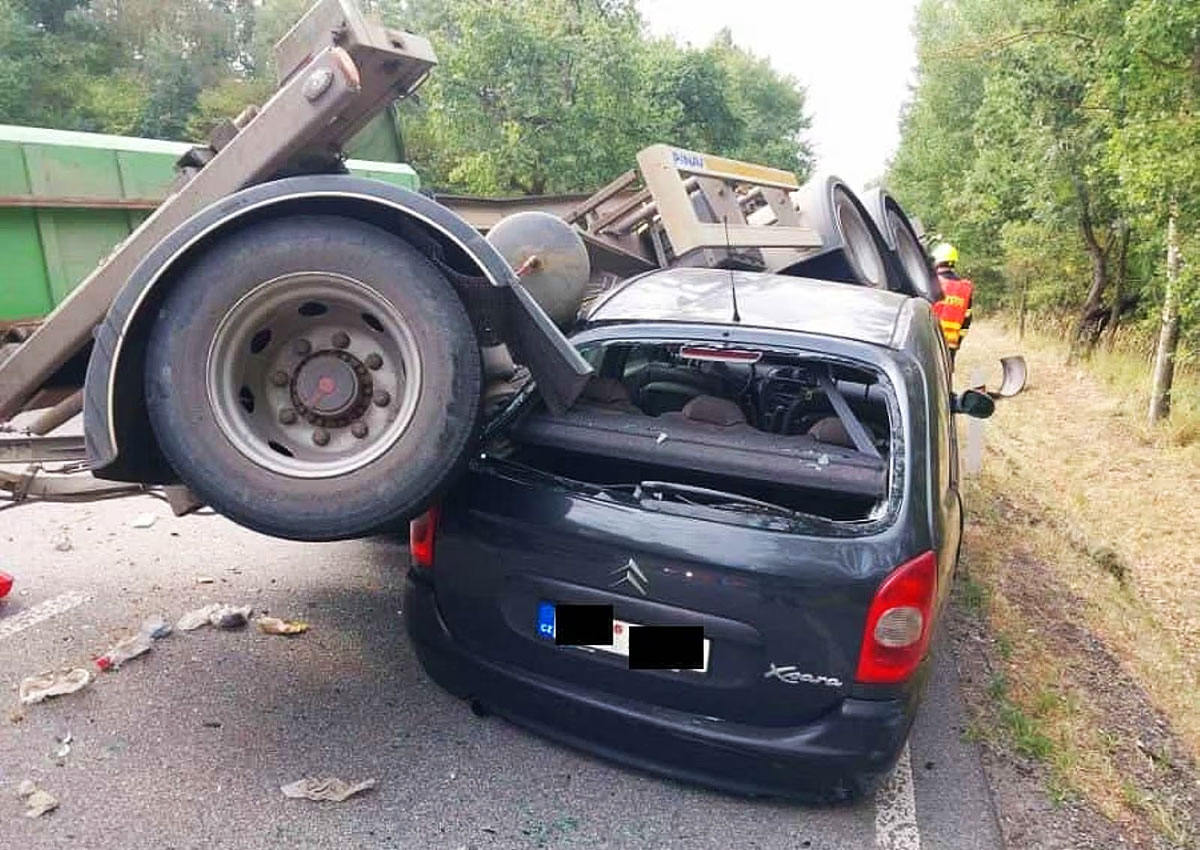 В Чехии на легковушку во время движения опрокинулся прицеп грузовика