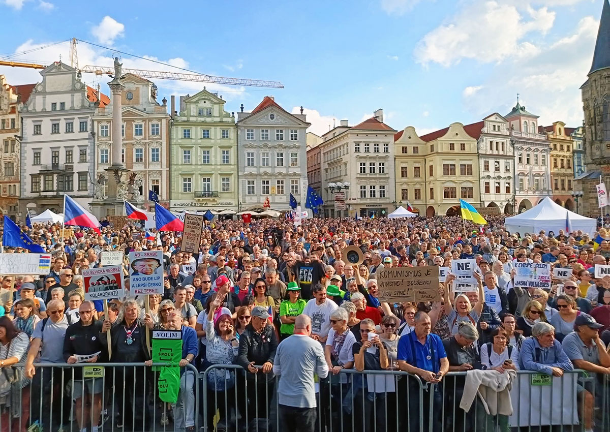 Тысячи человек собрались в центре Праги поддержать демократию