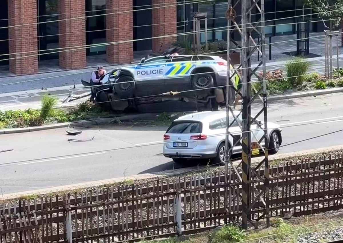 В Праге перевернулся полицейский автомобиль. Очевидцы помогли патрульным выбраться