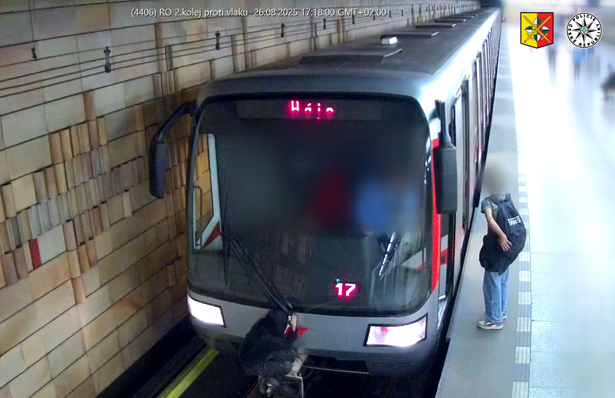 Полиция Праги показала запись идиотского поступка, из-за которого встало метро