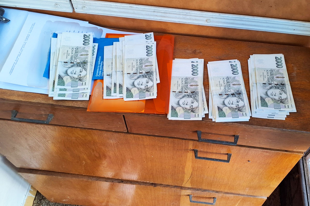 В Чехии пенсионерка забыла в магазине крупную сумму. Продавец всё вернул и отказался от награды