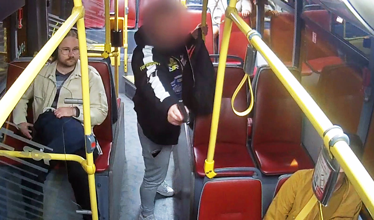 В Праге мужчина угрожал пистолетом пассажирам в автобусе