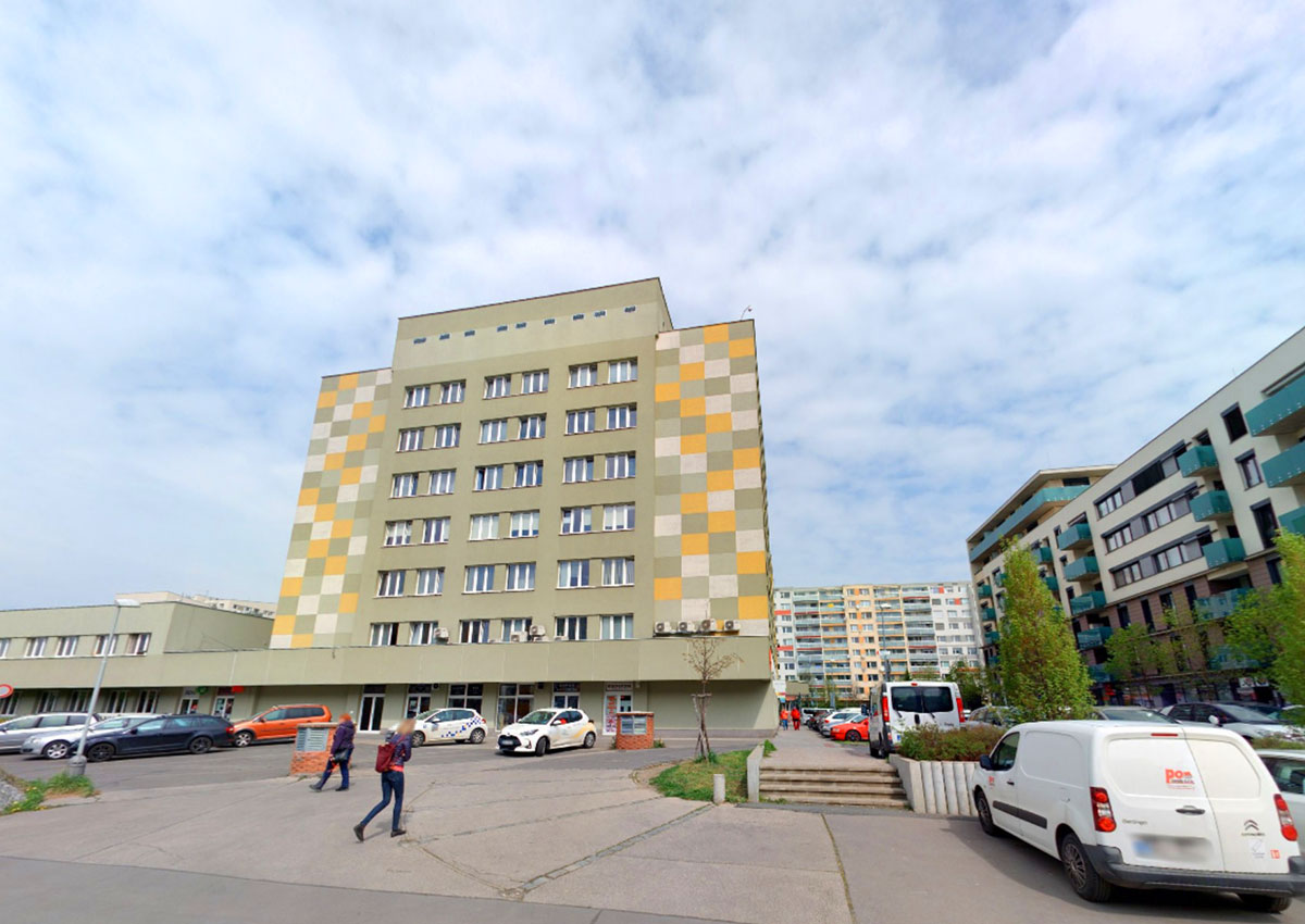 В Праге пенсионерка погибла после падения из окна поликлиники