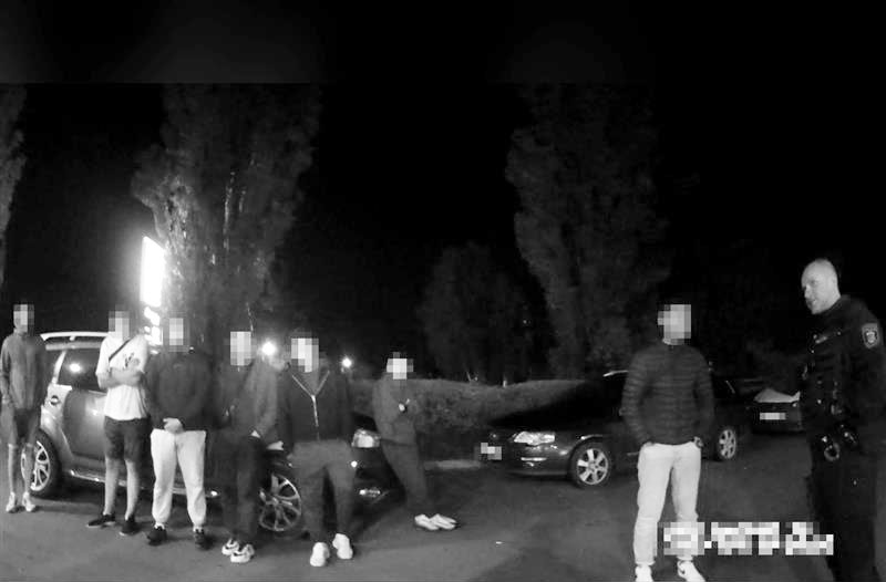 В Чехии молодые украинцы громко выясняли отношения на улице. Вмешалась полиция