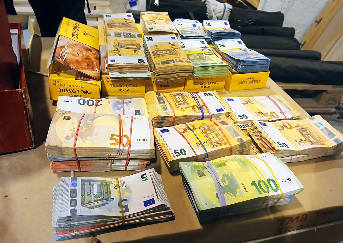 В Праге таможенники обнаружили в иностранной фуре коробку, набитую наличными евро