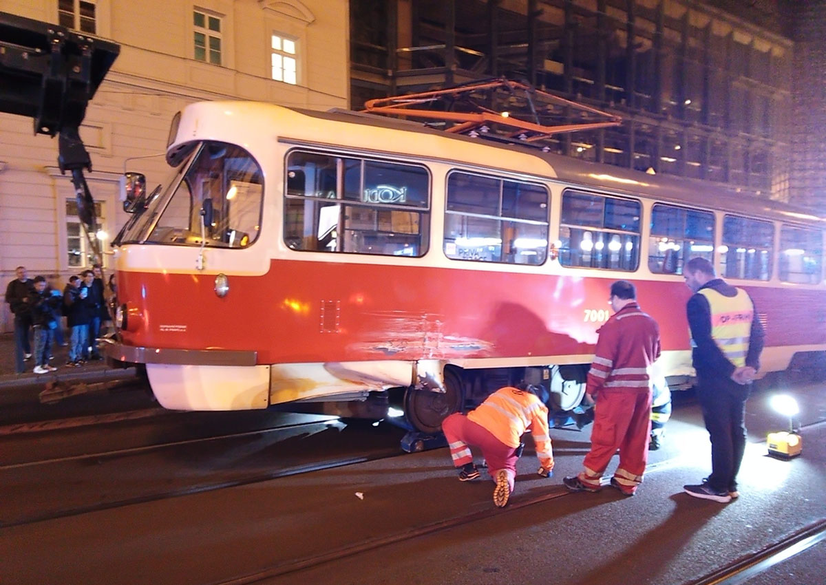 В центре Праги столкнулись два трамвая