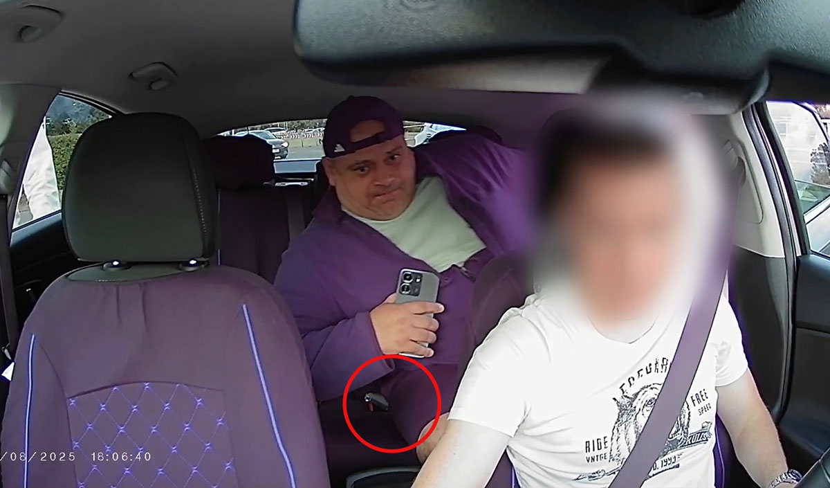 В Праге пассажир такси не удержался и присвоил дорогой смартфон: видео