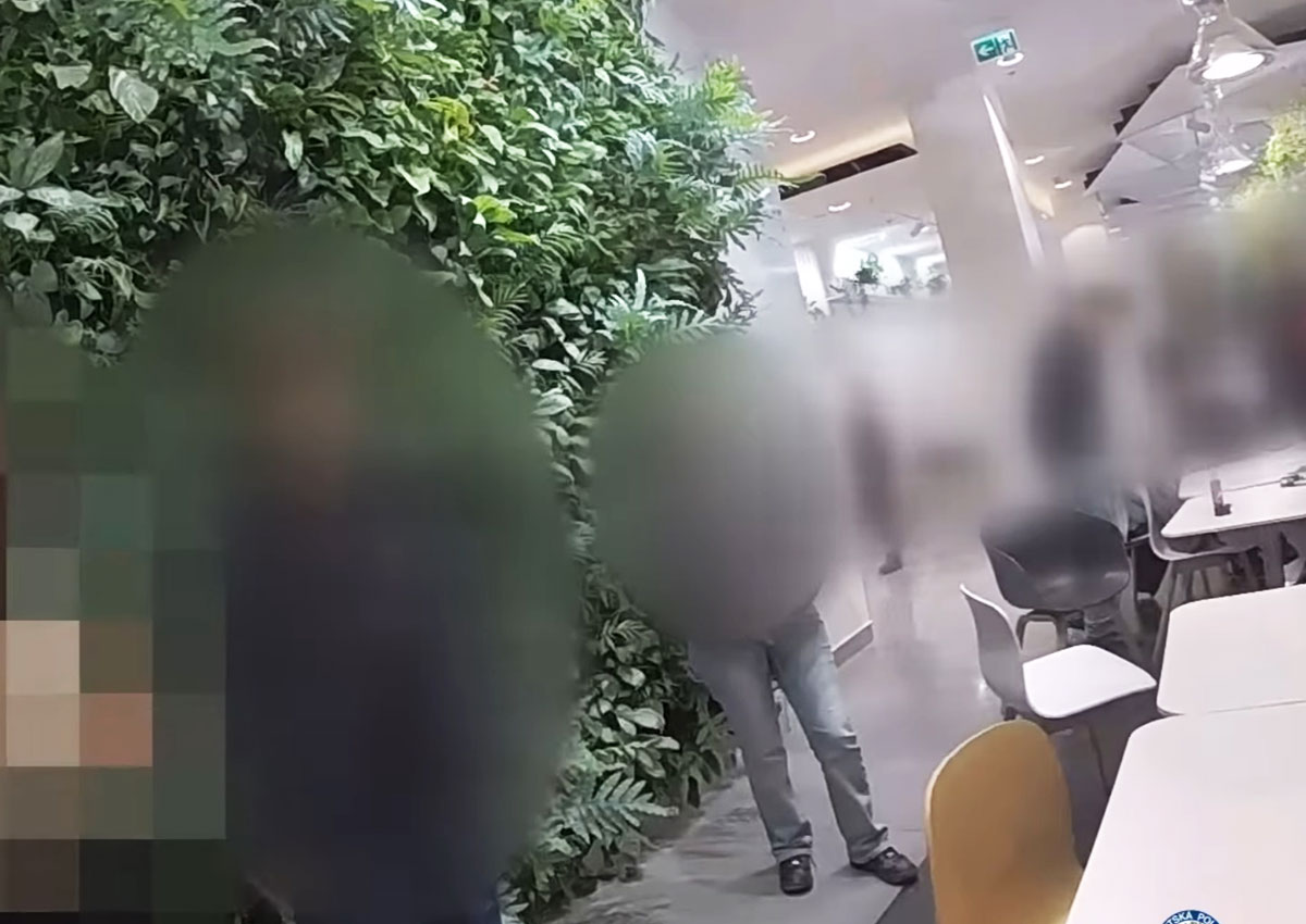 В пражском метро 17-летняя девушка ударила ножом члена партии SPD